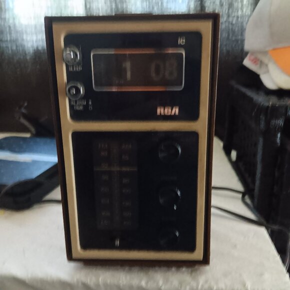 Vintage RCA Flip Clock Radio RWS467W Clock And Radio 120V AM-FM, READ DESCRIPT - Picture 1 of 9